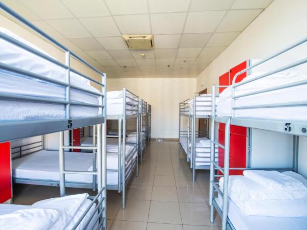 Safestay Barcelona Passeig de Gràcia : photo 8 de la chambre lit dans dortoir mixte de 12 lits avec salle de bains privative