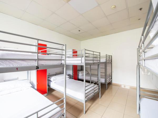 Safestay Barcelona Passeig de Gràcia : photo 6 de la chambre lit dans dortoir pour femmes de 10 lits avec salle de bains privative