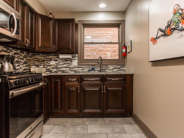 Villa Dubois Guest House : photo 8 de la chambre chambre lit queen-size avec salle de bains commune