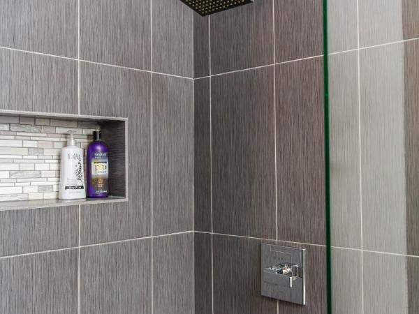 McCormick Place Guest House : photo 10 de la chambre chambre lit queen-size avec salle de bains commune