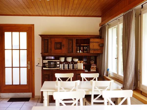 Adventure Guesthouse Interlaken : photo 5 de la chambre chambre familiale avec balcon