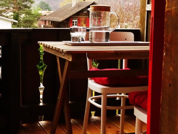 Adventure Guesthouse Interlaken : photo 8 de la chambre chambre double avec balcon - vue sur montagnes