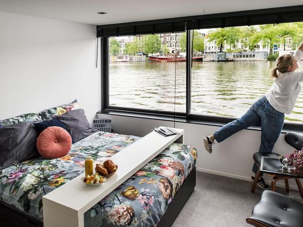 Houseboat Amsterdam - Room with a view : photo 3 de la chambre chambre double deluxe avec salle de bains privative - vue sur rivière