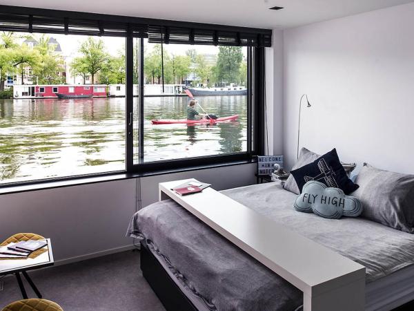Houseboat Amsterdam - Room with a view : photo 10 de la chambre chambre double deluxe avec salle de bains privative - vue sur rivière