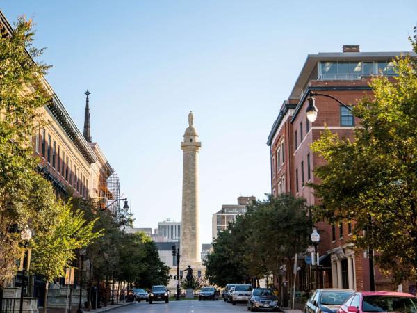 Hotel Revival Baltimore : photo 2 de la chambre chambre lit king-size avec vue