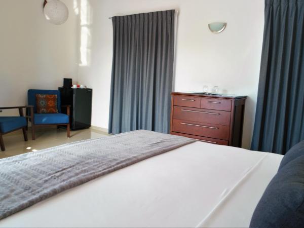 Merida Santiago Hotel Boutique : photo 3 de la chambre suite lit king-size avec terrasse privée - vue sur piscine