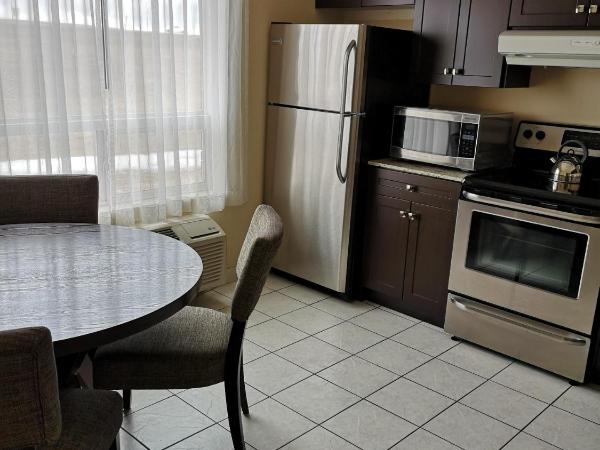 Best Western Plus Red Deer Inn & Suite : photo 5 de la chambre chambre king avec cuisine