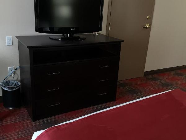 Best Western Plus Red Deer Inn & Suite : photo 4 de la chambre chambre lit queen-size avec douche accessible en fauteuil roulant - accessible aux personnes à mobilité réduite/non-fumeurs