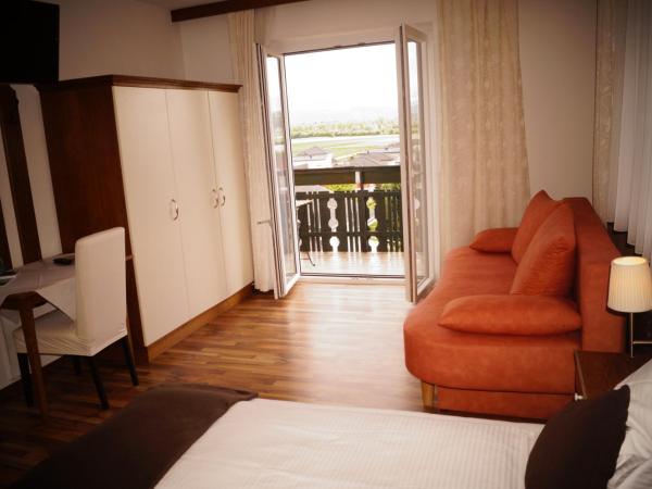 Pension DOBERNIG - CONTACTLESS CHECK IN/STAY : photo 3 de la chambre chambre triple avec balcon