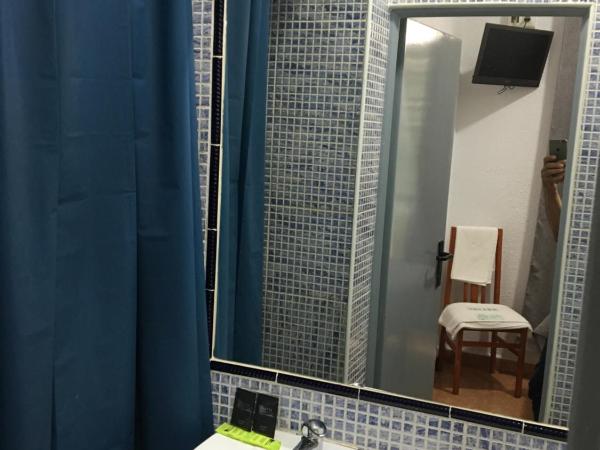 Hostal Alcobia : photo 9 de la chambre chambre double avec salle de bains privative