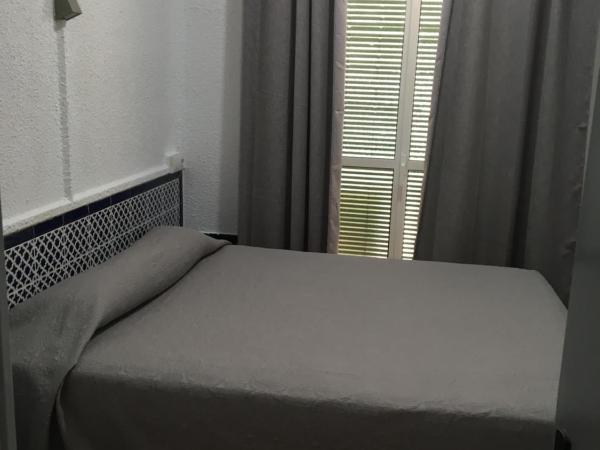 Hostal Alcobia : photo 8 de la chambre chambre double avec salle de bains privative