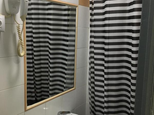 Hostal Alcobia : photo 10 de la chambre chambre double avec salle de bains privative