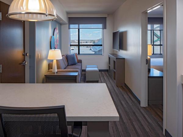 Hyatt House Indianapolis Downtown : photo 2 de la chambre suite 1 chambre lit king-size avec canapé-lit et cuisine