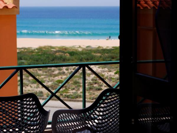 Supertubos Beach Hostel : photo 8 de la chambre chambre double avec balcon - vue sur mer