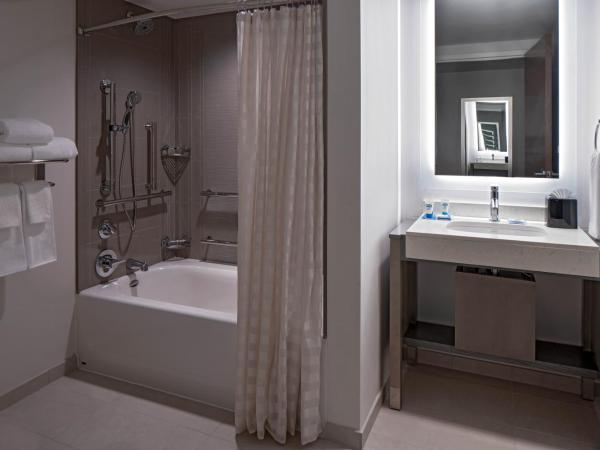Hyatt House Indianapolis Downtown : photo 4 de la chambre den king room with tub - disability access
