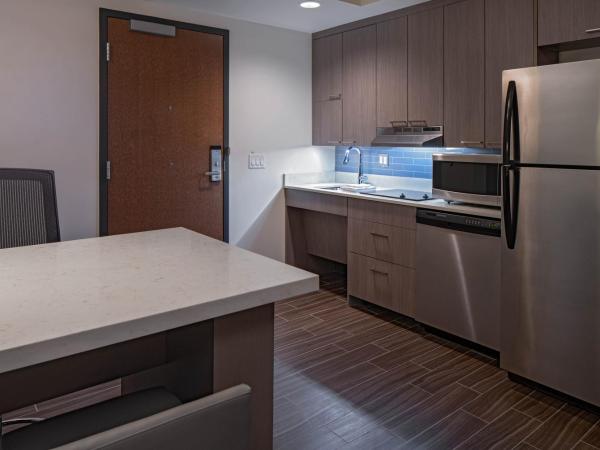 Hyatt House Indianapolis Downtown : photo 4 de la chambre king studio suite with kitchen and roll-in shower - disability access