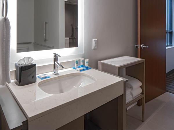 Hyatt House Indianapolis Downtown : photo 5 de la chambre king studio suite with kitchen and roll-in shower - disability access