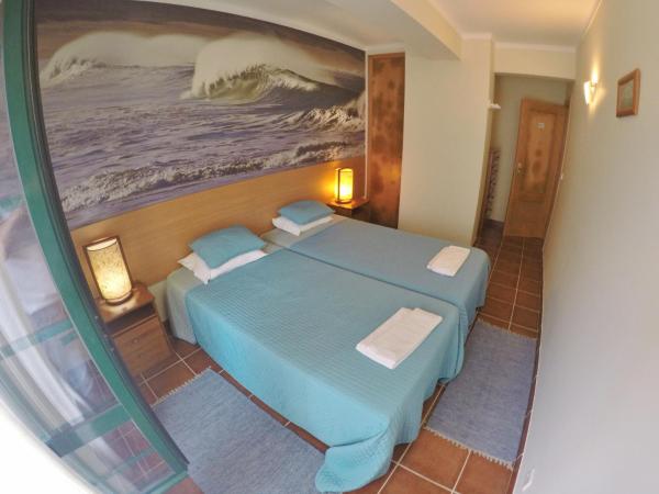Supertubos Beach Hostel : photo 3 de la chambre chambre lits jumeaux avec salle de bains commune