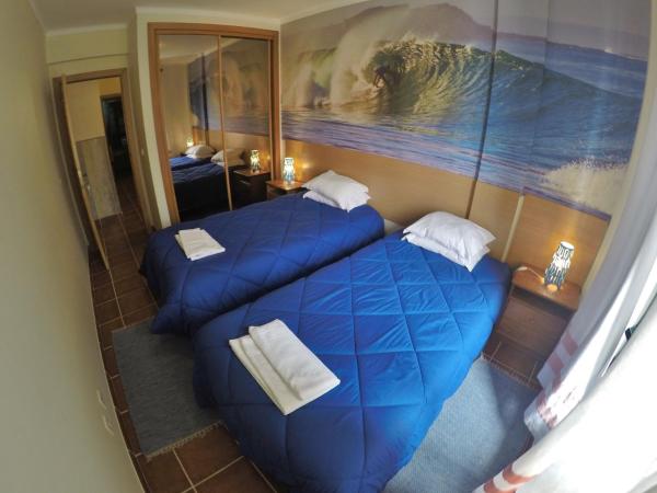 Supertubos Beach Hostel : photo 6 de la chambre chambre lits jumeaux avec salle de bains commune