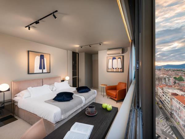 Royal Suites-Sky : photo 9 de la chambre chambre double – vue sur ville