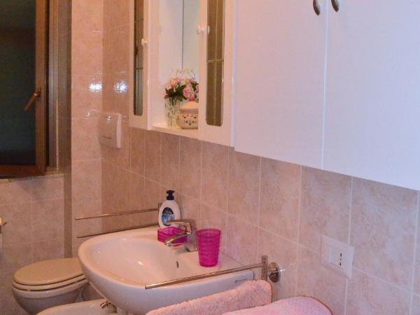 La Casa Delle Rose Room with Air Conditioning : photo 8 de la chambre chambre double - vue sur jardin