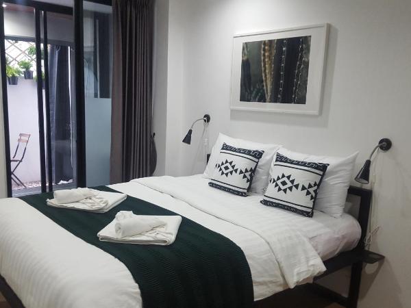 Haus Sathorn 21 : photo 1 de la chambre chambre double avec terrasse