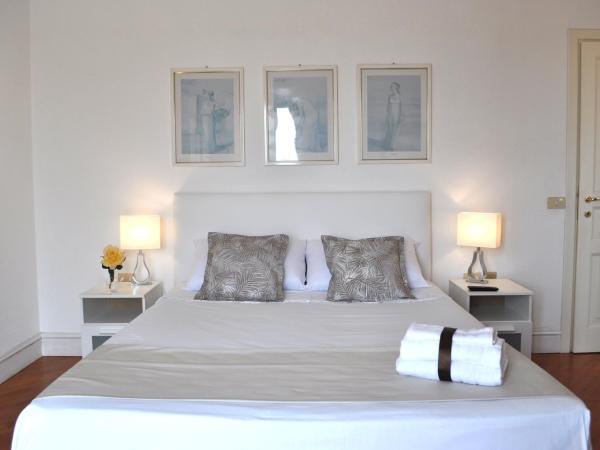 Villa Luce B&B : photo 1 de la chambre chambre lit king-size avec balcon