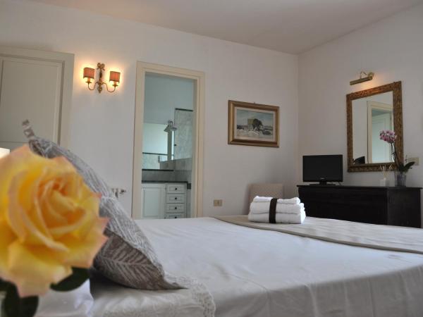 Villa Luce B&B : photo 2 de la chambre chambre lit king-size avec balcon