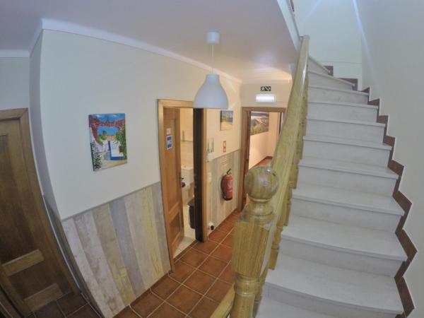 Supertubos Beach Hostel : photo 1 de la chambre chambre double - salle de bains commune - vue sur mer