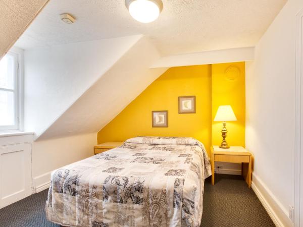 Hotel Le Cavalier Du Moulin : photo 3 de la chambre chambre lit queen-size avec salle de bains commune