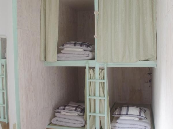 Kichinan : photo 1 de la chambre chambre quadruple avec salle de bains commune