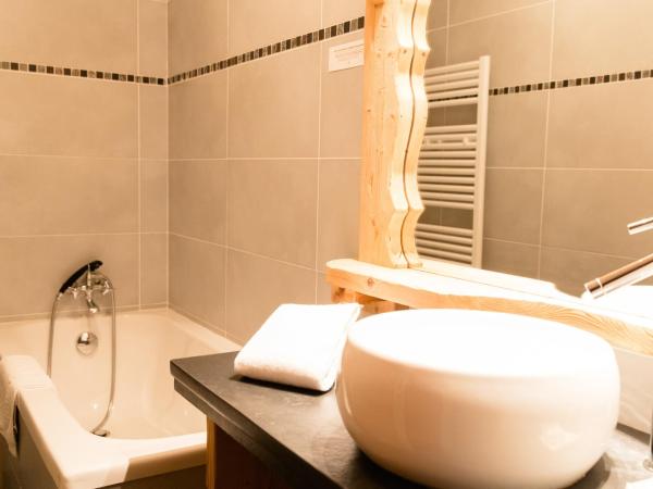 Hôtel Le Sporting : photo 3 de la chambre chambre familiale (2 adultes et 2 enfants)