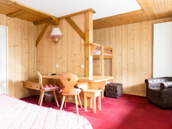 Htel Le Sporting : photo 1 de la chambre chambre familiale (2adultes et 2enfants)