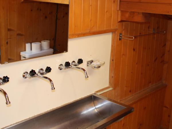 Hotel Edelweiss : photo 7 de la chambre chambre lits jumeaux avec salle de bains commune