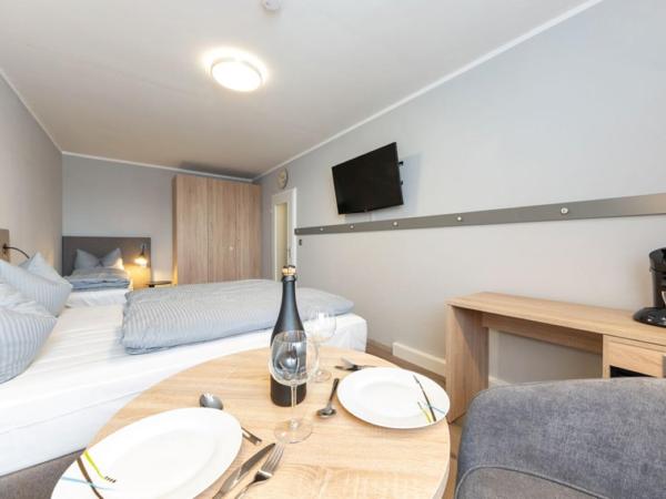 centerroom München City : photo 4 de la chambre appartement avec 3 lits et cuisine