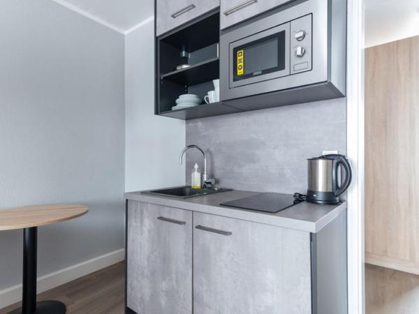 centerroom München City : photo 10 de la chambre appartement avec 3 lits et cuisine