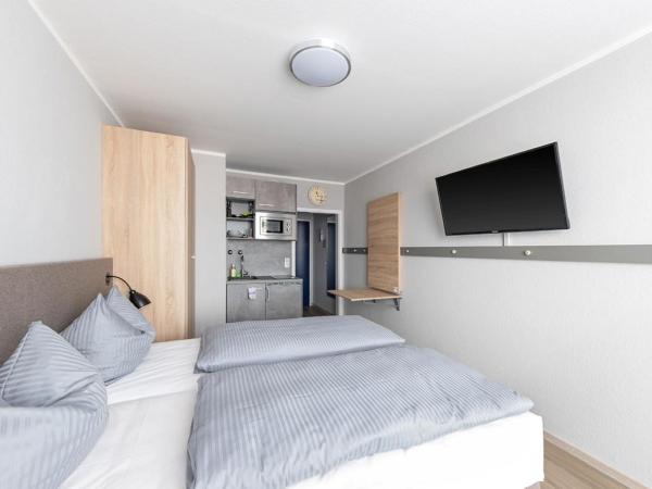 centerroom München City : photo 3 de la chambre chambre double avec balcon et cuisine