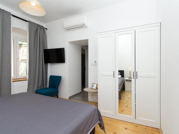 Apartments and Rooms Ille : photo 9 de la chambre chambre double ou lits jumeaux avec salle de bains privative