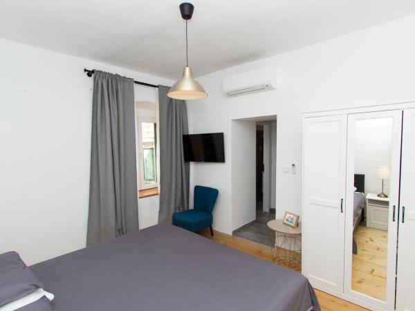 Apartments and Rooms Ille : photo 7 de la chambre chambre double ou lits jumeaux avec salle de bains privative