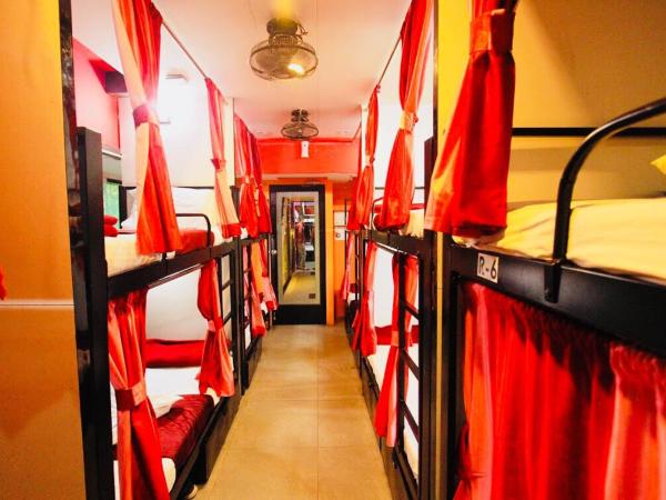 Town Hostel Mumbai - AC Dormitory : photo 1 de la chambre lit dans dortoir mixte de 10 lits