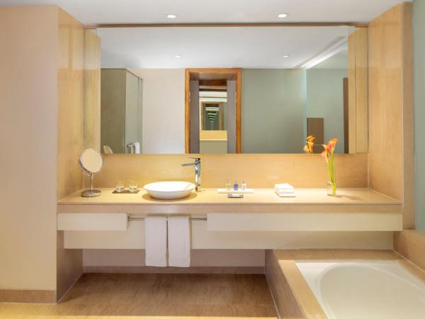 Radisson Blu Plaza Hotel Hyderabad Banjara Hills : photo 5 de la chambre one-bedroom suite with 15% discount on food and soft beverages