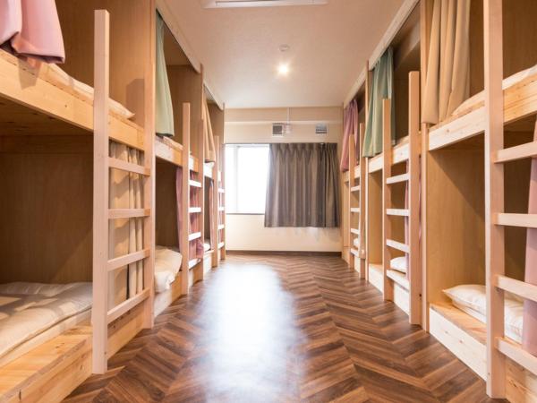 RED HELMET House & Sports Bar Hiroshima : photo 2 de la chambre lit dans un dortoir mixte de 20 lits