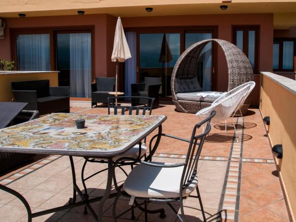 Villa Le Terrazze Charming Rooms : photo 9 de la chambre suite avec terrasse