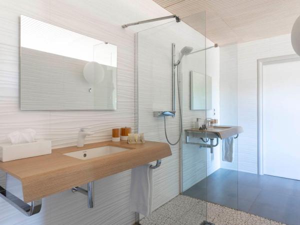 Bien Loin d'Ici Spa B&B : photo 2 de la chambre chambre lit king-size avec baignoire spa