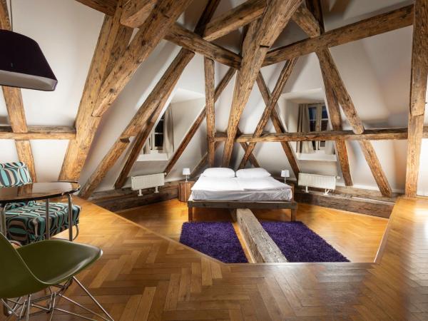 Three Golden Crowns Apartments : photo 2 de la chambre loft