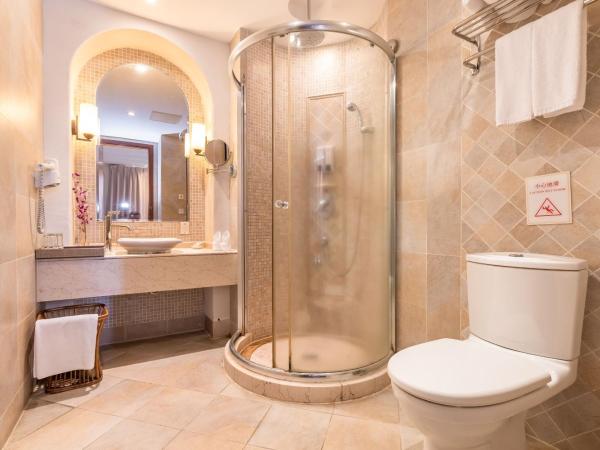 Aegean Suites Sanya Yalong Bay Resort : photo 3 de la chambre studio avec cuisine, ustensiles de cuisine et lave-linge/sèche-linge - vue sur montagne