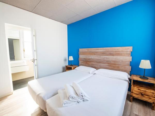 Safestay Madrid Central : photo 2 de la chambre chambre lits jumeaux avec salle de bains commune