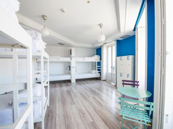 Safestay Madrid Central : photo 8 de la chambre lit dans dortoir mixte de 8 lits avec salle de bains commune
