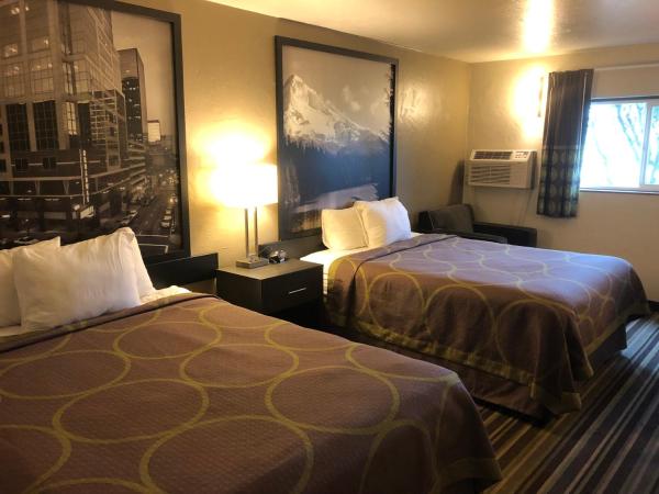 Super 8 by Wyndham Portland Airport : photo 2 de la chambre chambre 2 lits queen-size - non-fumeurs