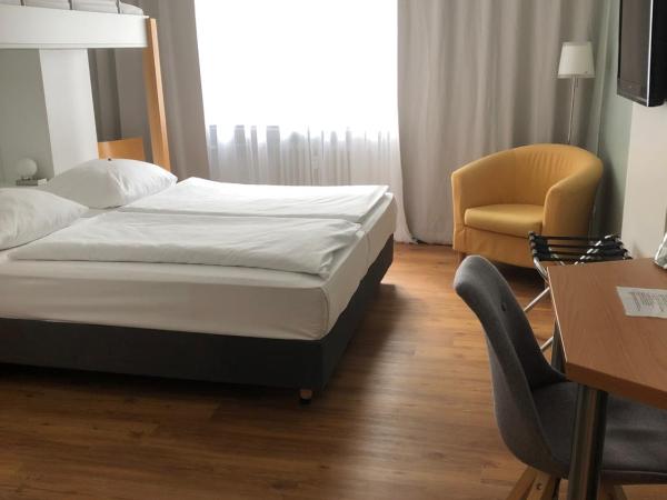 MAX Hotel Düsseldorf Self-Check-in : photo 7 de la chambre chambre triple